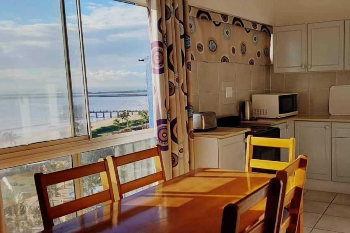 Deluxe-Apartment, Meerblick | Essbereich im Zimmer