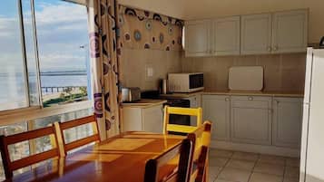 Appartement Deluxe, vue mer | Restauration dans la chambre