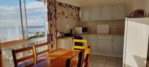 Deluxe-Apartment, Meerblick | Essbereich im Zimmer