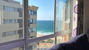 Habitación estándar, vista al mar | Caja de seguridad en la habitación y espacio para trabajar con laptop