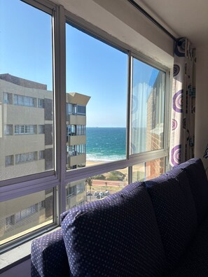 Habitación estándar, vistas al mar | Caja fuerte, espacio para trabajar con un portátil, cortinas opacas