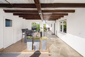 Outdoor dining - Apartment 'Waldmariechen' with Shared Garden, Balcony and Wi-Fi (Neresheim)