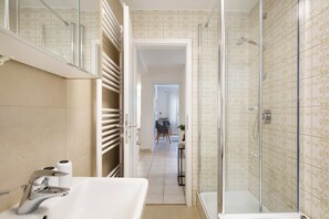 Shower, hair dryer, towels
