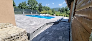 Una piscina al aire libre