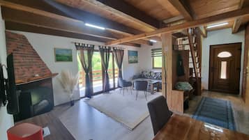 Smart-TV, Kamin, Bücher