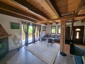 Smart-TV, Kamin, Bücher