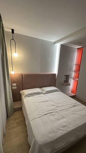 Desk, iron/ironing board, WiFi, bed sheets