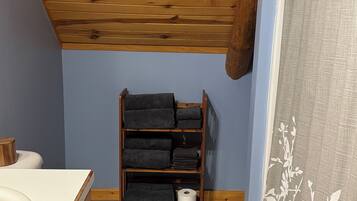 Secadora de cabello, toallas, jabón, papel de baño