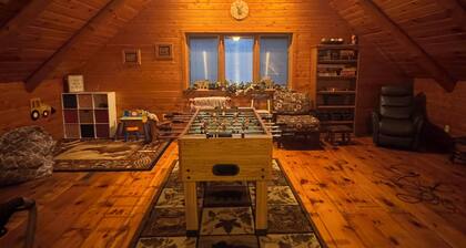 4-bedroom log cabin lodge with Heated in-ground pool, fiber internet and AC