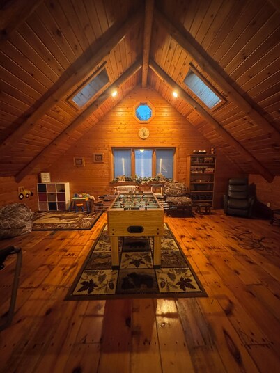 4-bedroom log cabin lodge with Heated in-ground pool, fiber internet and AC