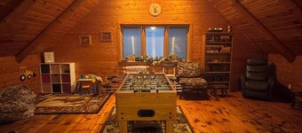 4-bedroom log cabin lodge with Heated in-ground pool, fiber internet and AC