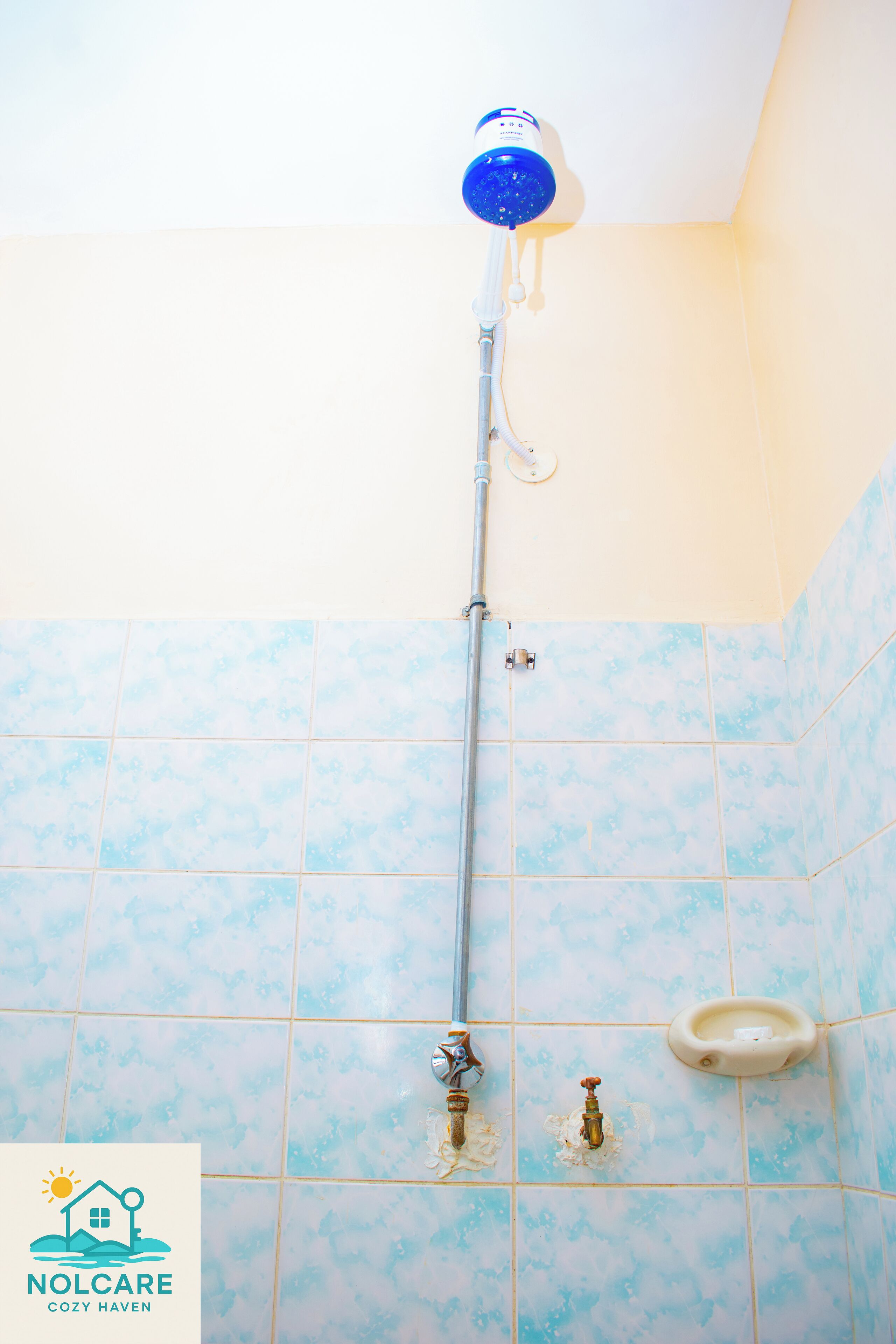 Douche, serviettes fournies, savon, papier toilette