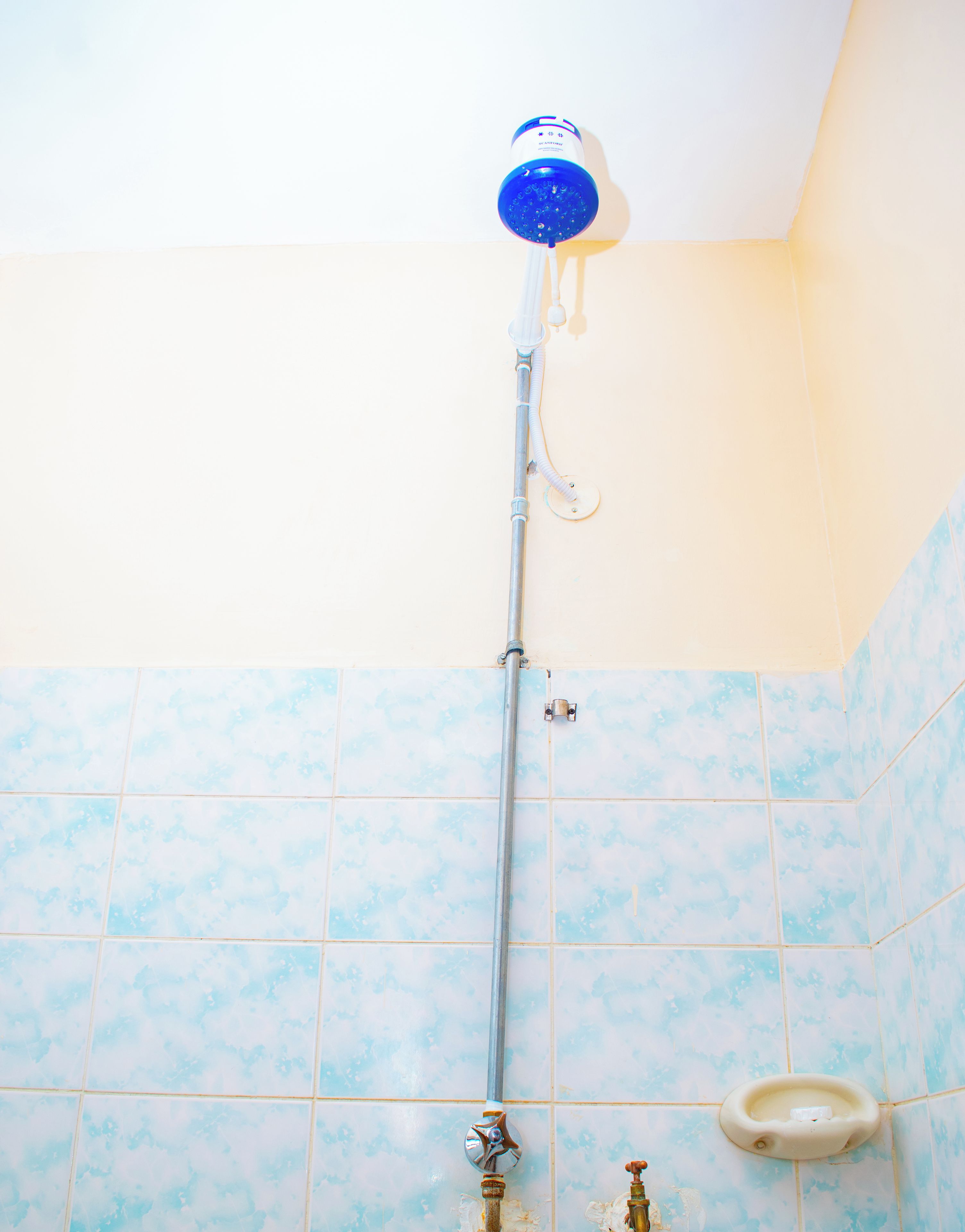 Une salle de bain avec une douche, des toilettes et un lavabo.