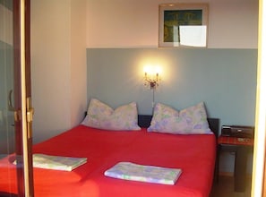 شقة (One Bedroom Apartment with Sea View a) | 4 عدّة غرف نوم