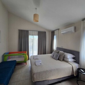 3 dormitoris, planxa i posts de planxar, Internet i roba de llit 