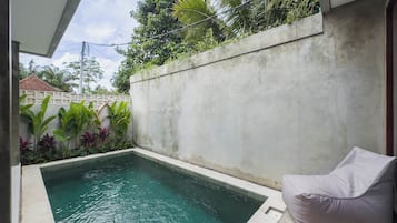 Kolam renang indoor