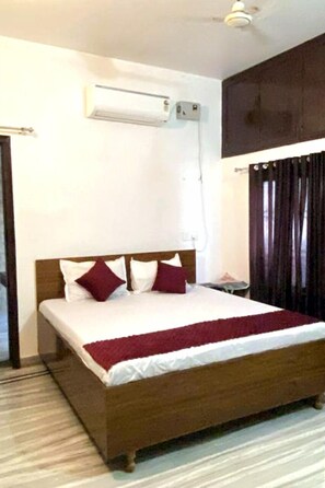 Free WiFi, bed sheets - Kashi Vas Super Rooms (Varanasi)