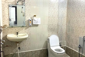 Room | Bathroom | Shower, towels - Kashi Vas Super Rooms (Varanasi)