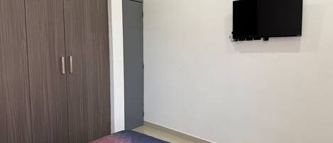 2 bedrooms, desk, iron/ironing board, WiFi