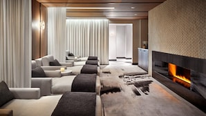 Ein stilvoller Lounge-Bereich mit Sofas und Kamin.
