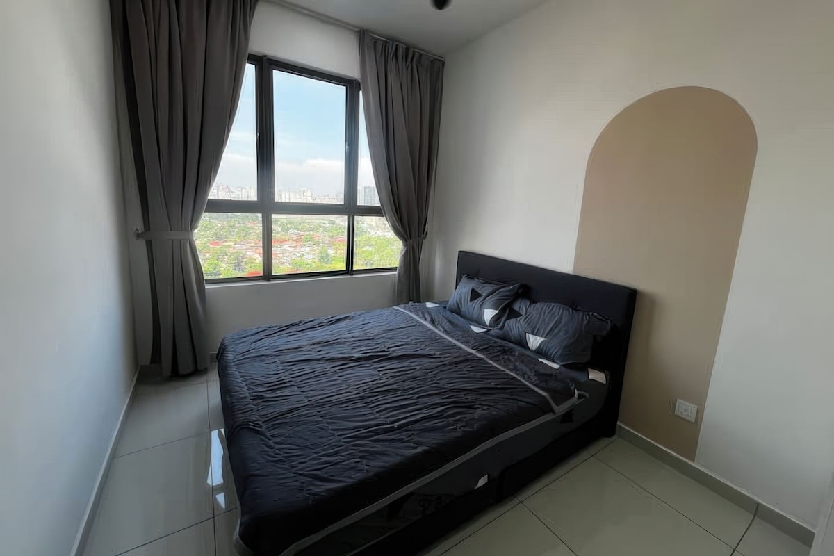 Un dormitorio con cama, cortinas, una ventana y vista a un paisaje urbano.