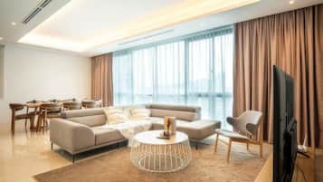 Apartamento superior, 3 quartos, cozinha, vista para a cidade | Área de estar | TV 35 polegadas com canais a cabo
