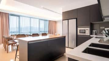 Apartamento superior, 3 quartos, cozinha, vista para a cidade | Cozinha privada | Geladeira, micro-ondas, cooktop, talheres/pratos/utensílios de cozinha