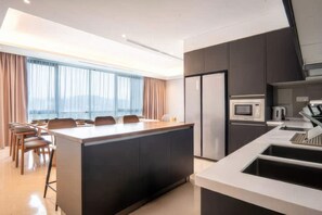 Apartamento superior, 3 quartos, cozinha, vista para a cidade | Cozinha privada | Geladeira, micro-ondas, cooktop, talheres/pratos/utensílios de cozinha