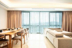 Superior Apartment, 3 Bedrooms, Kitchen, City View | In-room dining