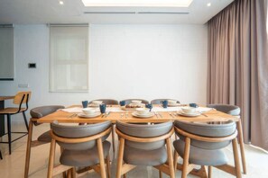 Superior Apartment, 3 Bedrooms, Kitchen, City View | In-room dining