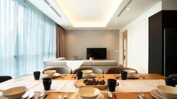 Superior-Apartment, 3 Schlafzimmer, Küche, Stadtblick | Essbereich im Zimmer