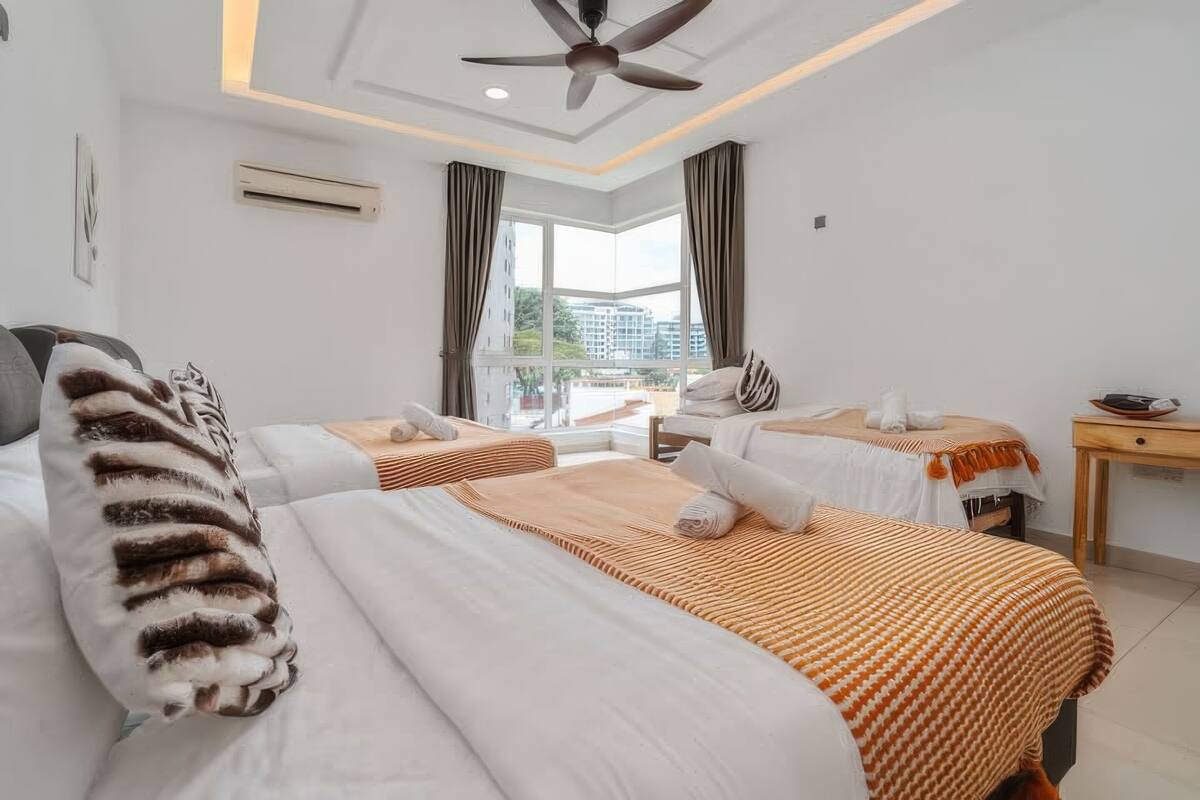 Departamento superior, 4 habitaciones, balcón, vista a la ciudad | Escritorio y espacio para trabajar con laptop