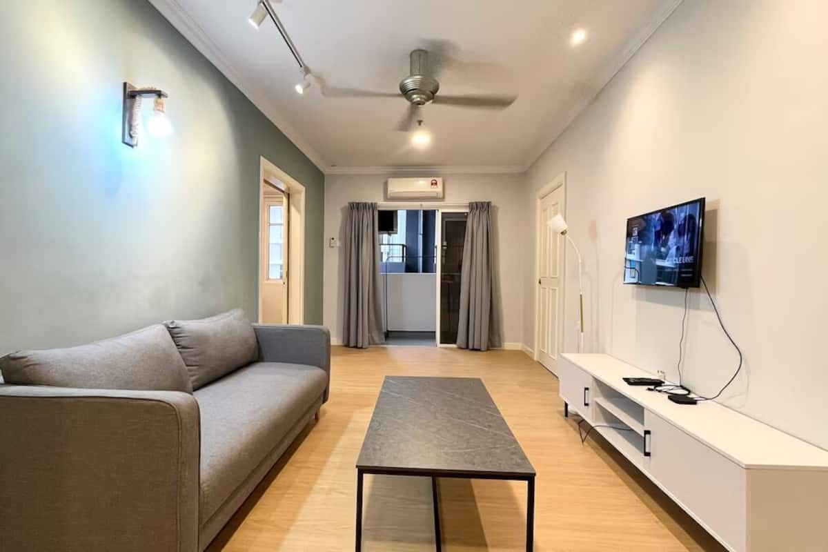 Apartamento superior, 2 habitaciones, balcón, vistas a la ciudad | Zona de estar | Una televisión