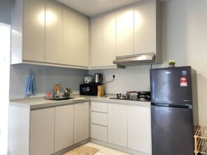 Departamento superior, 1 habitación, balcón, vista a la ciudad | Cocina privada | Refrigerador