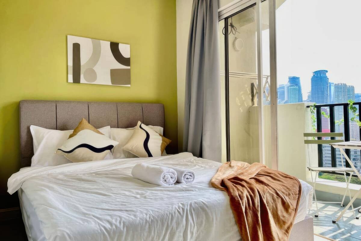 Departamento superior, 1 habitación, balcón, vista a la ciudad | Escritorio y espacio para trabajar con laptop