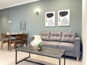Departamento superior, 1 habitación, balcón, vista a la ciudad | Área de sala de estar