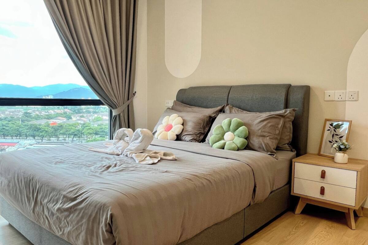 Desk, laptop workspace, iron/ironing board, free WiFi