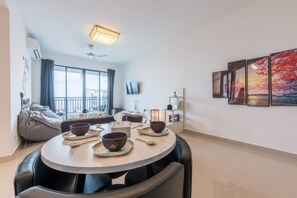 Appartamento Superior, 3 camere da letto, balcone, vista città | Pasti in camera