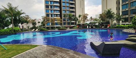 Una piscina al aire libre