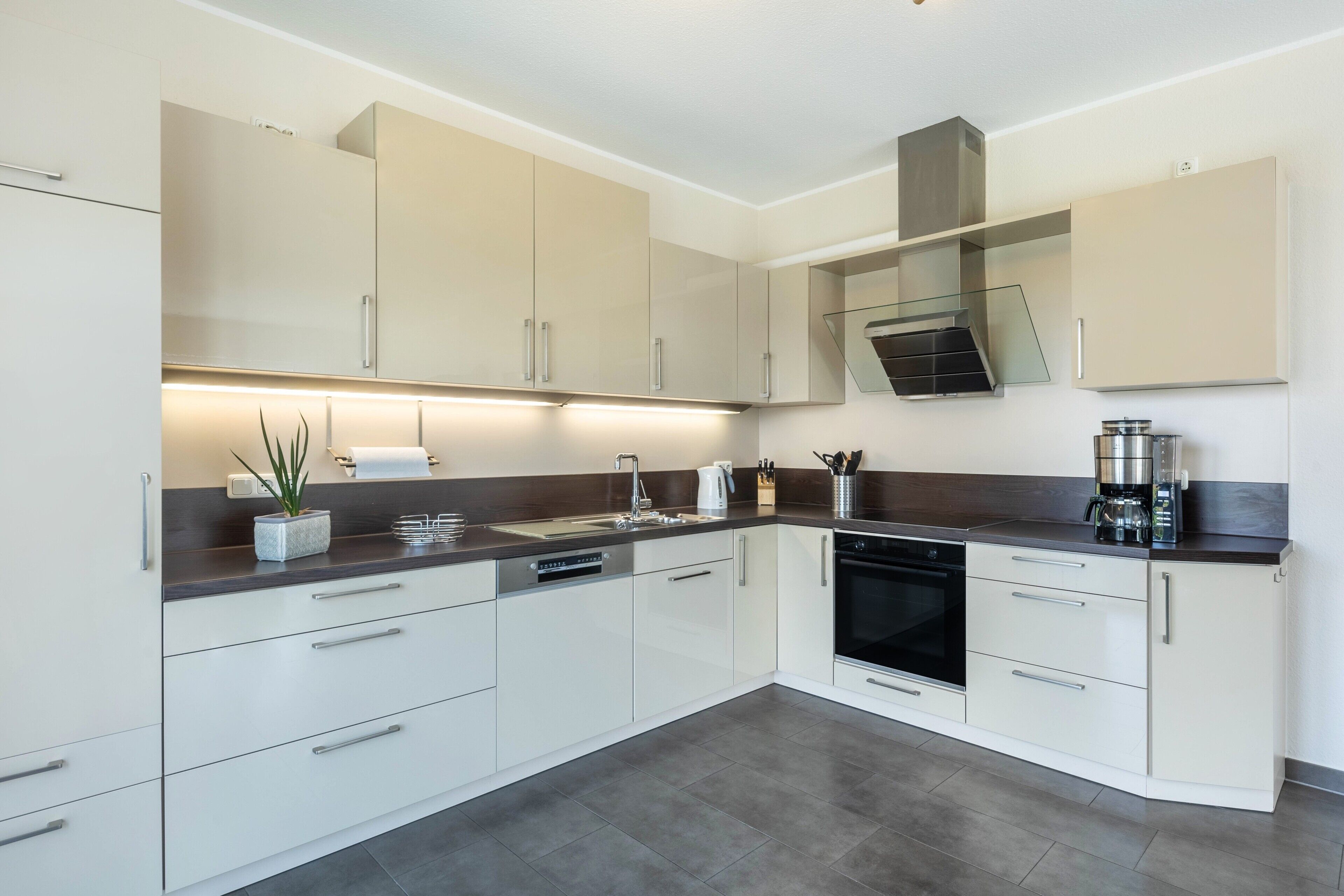 Réfrigérateur, four, plaque de cuisson, lave-vaisselle