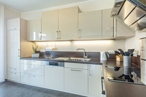 Fridge, oven, stovetop, dishwasher - Apartment 'Ferienwohnung Lahnurlaub' with Shared Terrace, Shared Garden and Wi-Fi (Hüttenberg)
