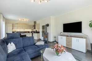 TV, fireplace - Apartment 'Ferienwohnung Lahnurlaub' with Shared Terrace, Shared Garden and Wi-Fi (Hüttenberg)