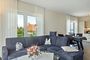 TV, fireplace - Apartment 'Ferienwohnung Lahnurlaub' with Shared Terrace, Shared Garden and Wi-Fi (Hüttenberg)