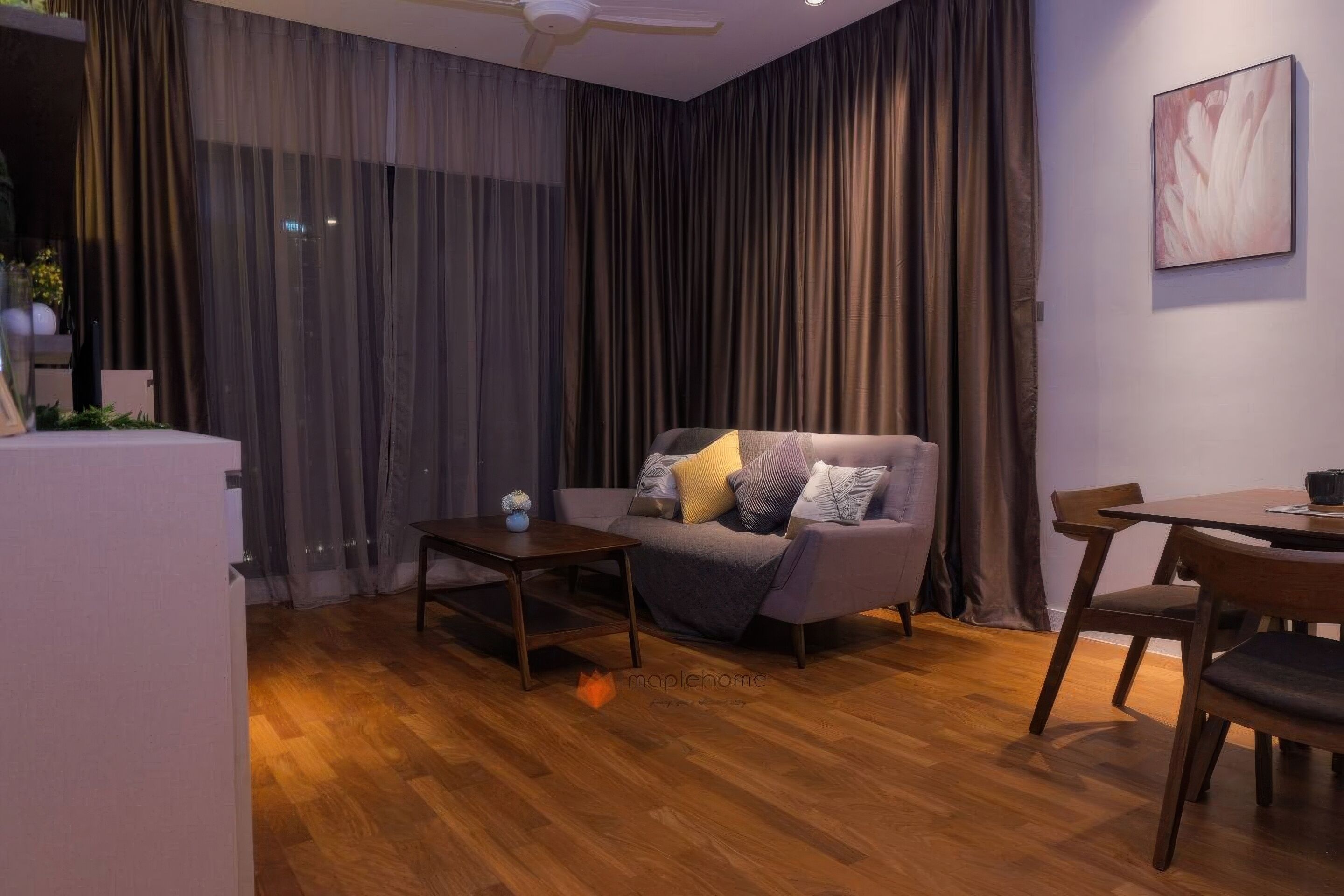 Een moderne woonkamer met een bank, salontafel en eettafel.
