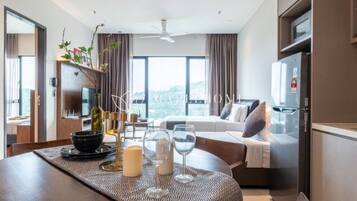 Superior Apartment, 1 Bedroom, Balcony, City View | In-room dining