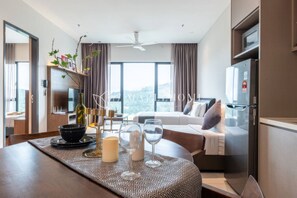 Appartement supérieur, 1 chambre, balcon, vue sur la ville | Repas dans la chambre