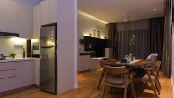 Apartament superior, 2 dormitoris, cuina, vistes a la ciutat | Zona de menjador de l'habitació