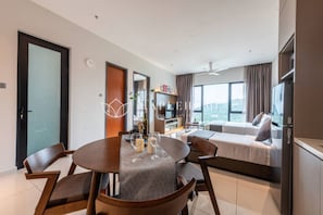 Superior Apartment, 1 Bedroom, Balcony, City View | In-room dining