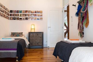 2 habitaciones, caja de seguridad en la habitación y escritorio 