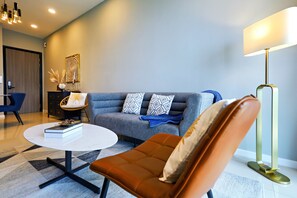 Superior appartement, 3 slaapkamers, balkon, uitzicht op de stad | Woonruimte | Flatscreentelevisie